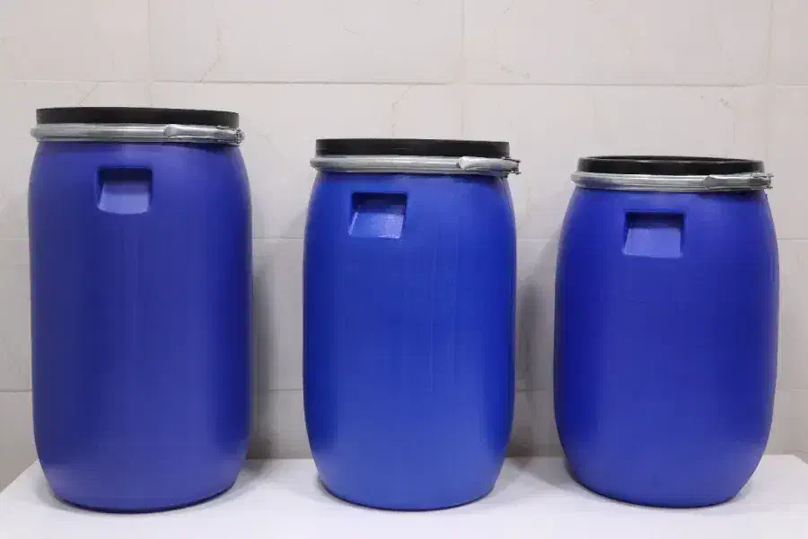 بشکه های نو|ظروف نگهدارنده، پلاستیکی، یک‌بارمصرف|میانه, |دیوار