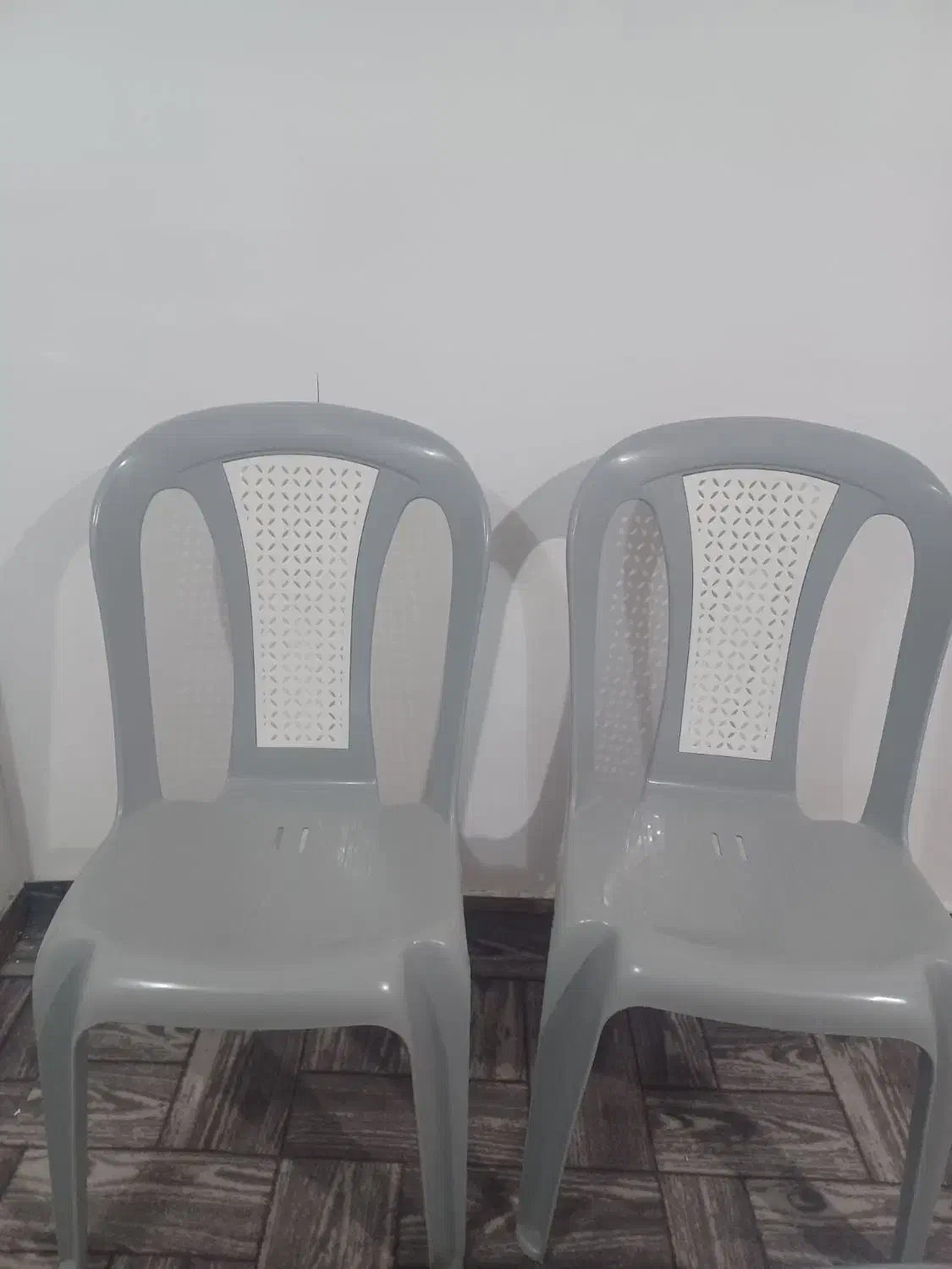 ۴عدد صندلی پلاستیکی جنس خوب|میز و صندلی غذاخوری|صومعهسرا, |دیوار