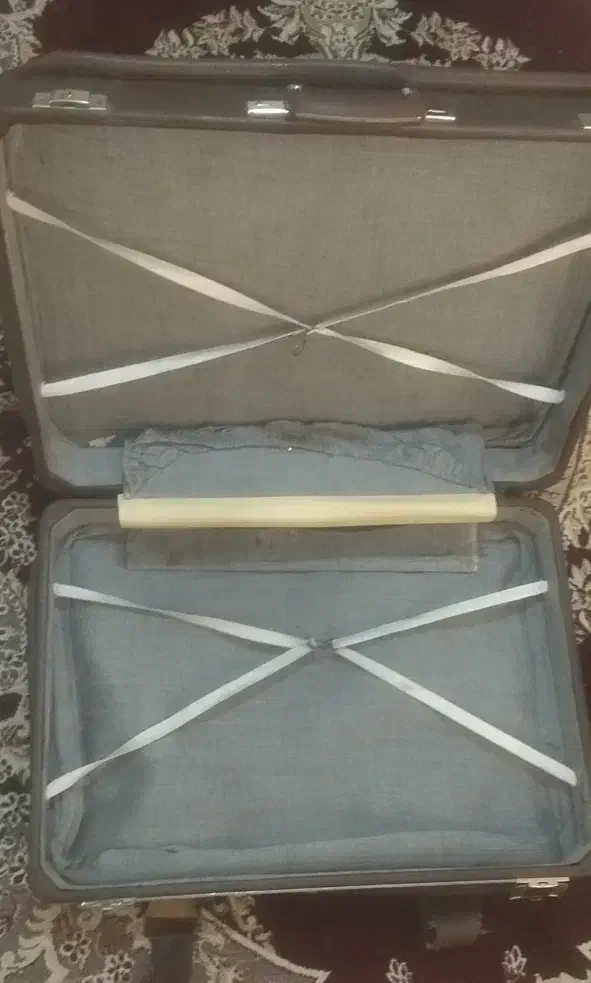 چمدان مسافرتی زمان پهلوی|کیف، کفش، کمربند|پرند, فاز ۶|دیوار