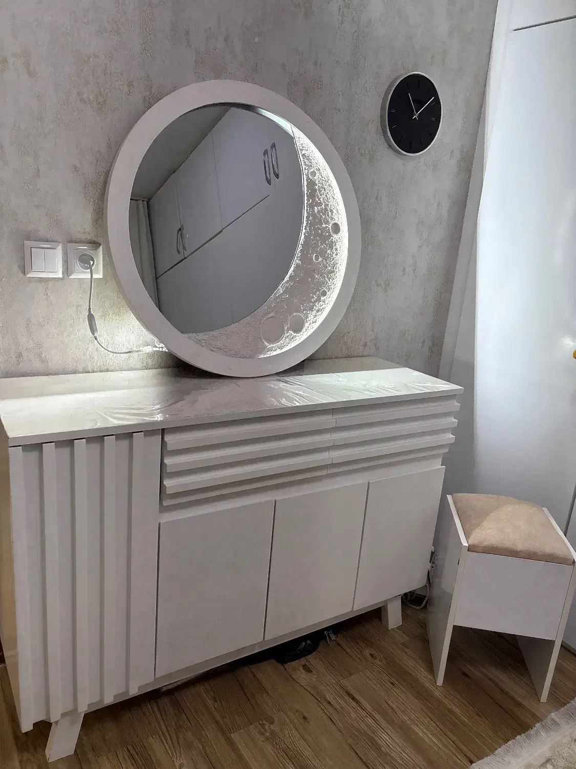 میزآرایش و آینه|تخت و سرویس خواب|مهاباد (آذربایجان غربی), |دیوار