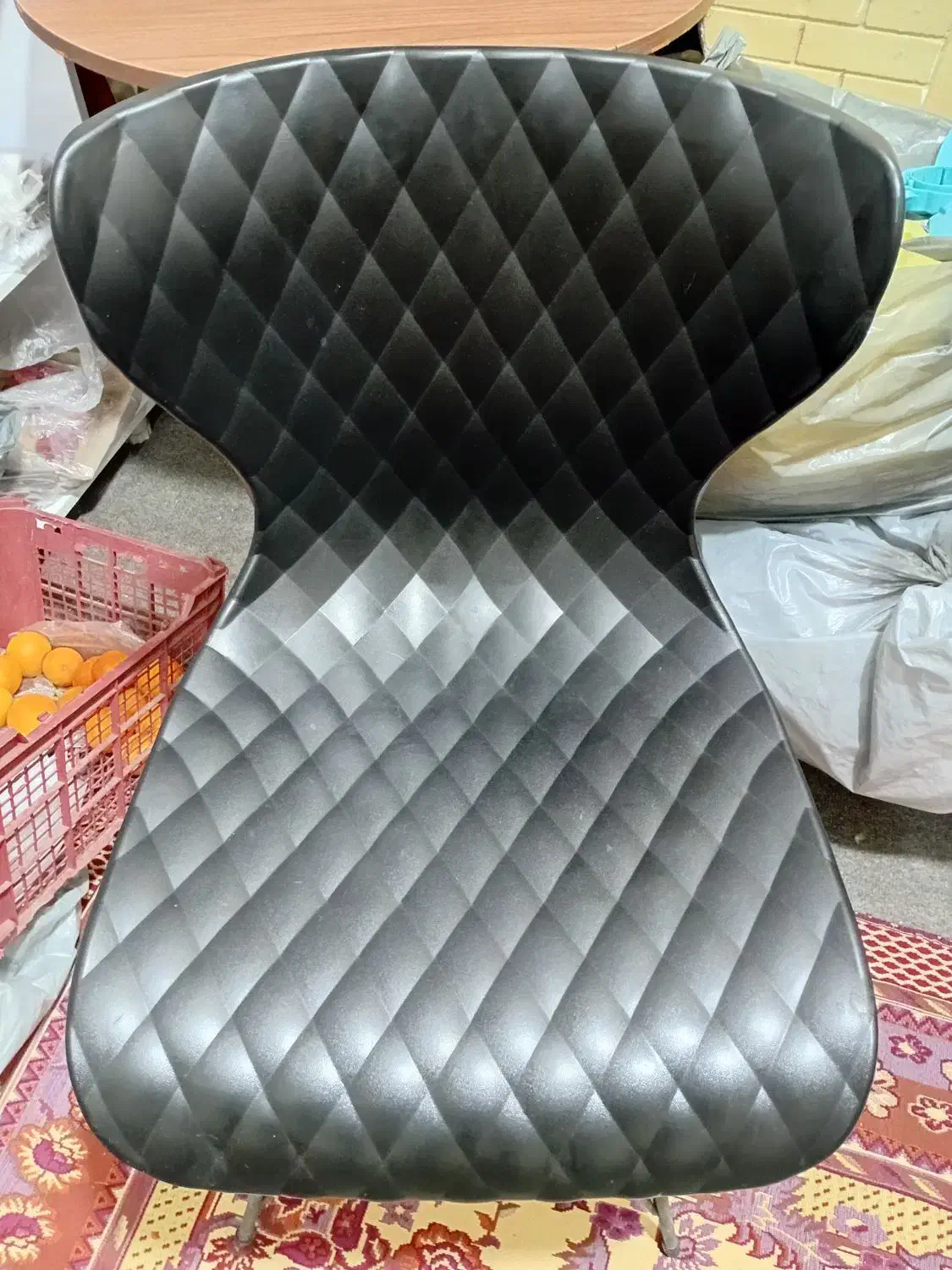 صندلی پلاستیک طرح چرم و میز خاطره چوبی|صندلی و نیمکت|مینودشت, |دیوار