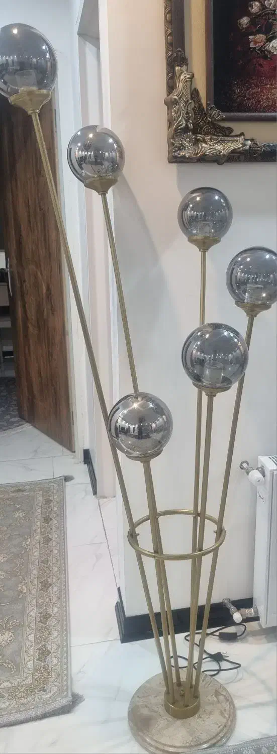 آباژور  کنار سالنی ایستاده فلزی|چراغ خواب و آباژور|هشتگرد, شهرک ولیعصر (مصلی)|دیوار