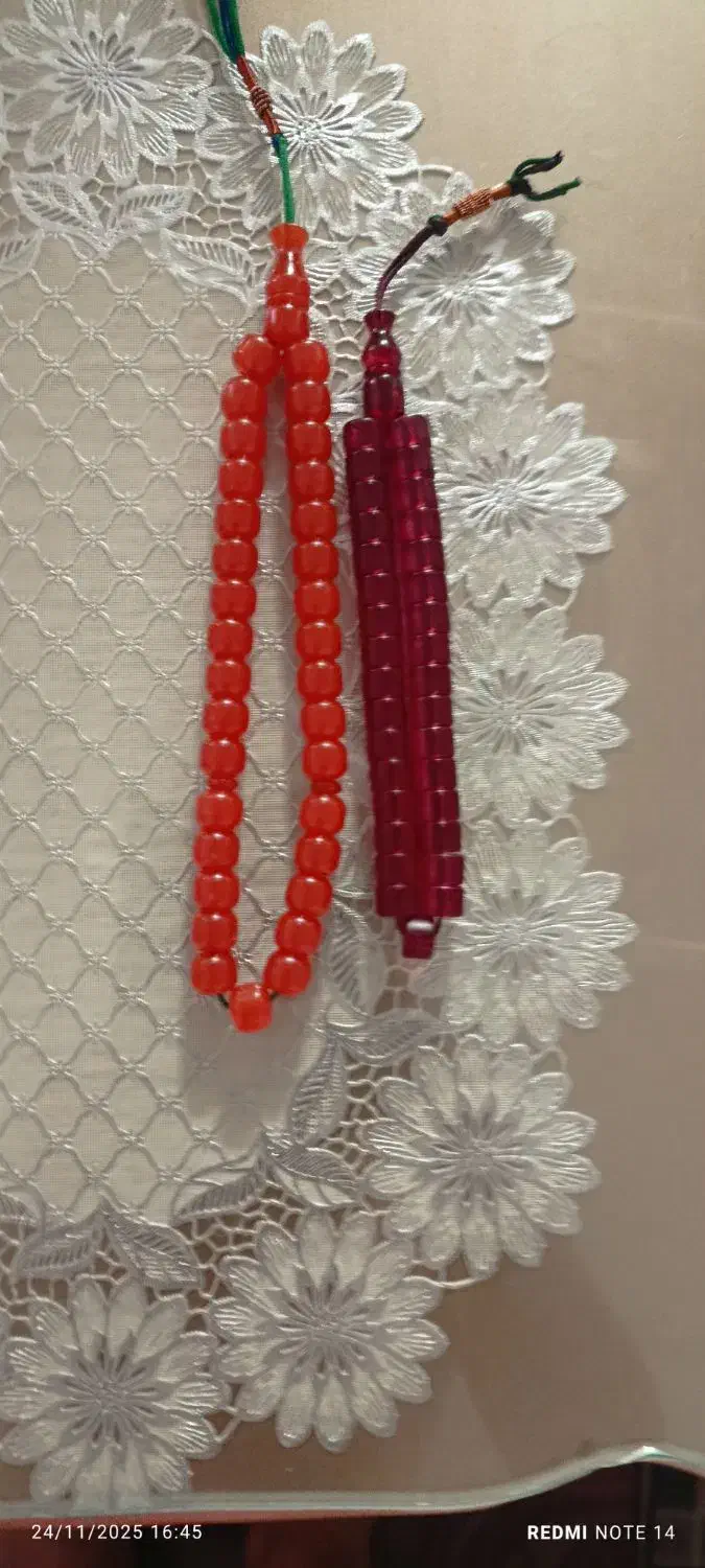 دوعدد تسبیح سندلوس و کهربا|کلکسیون اشیاء عتیقه|خوی, |دیوار