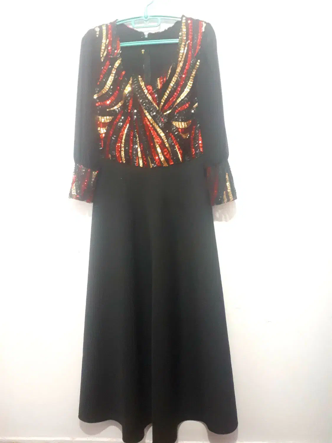 دو عدد لباس مجلسی|لباس|ایلام, |دیوار