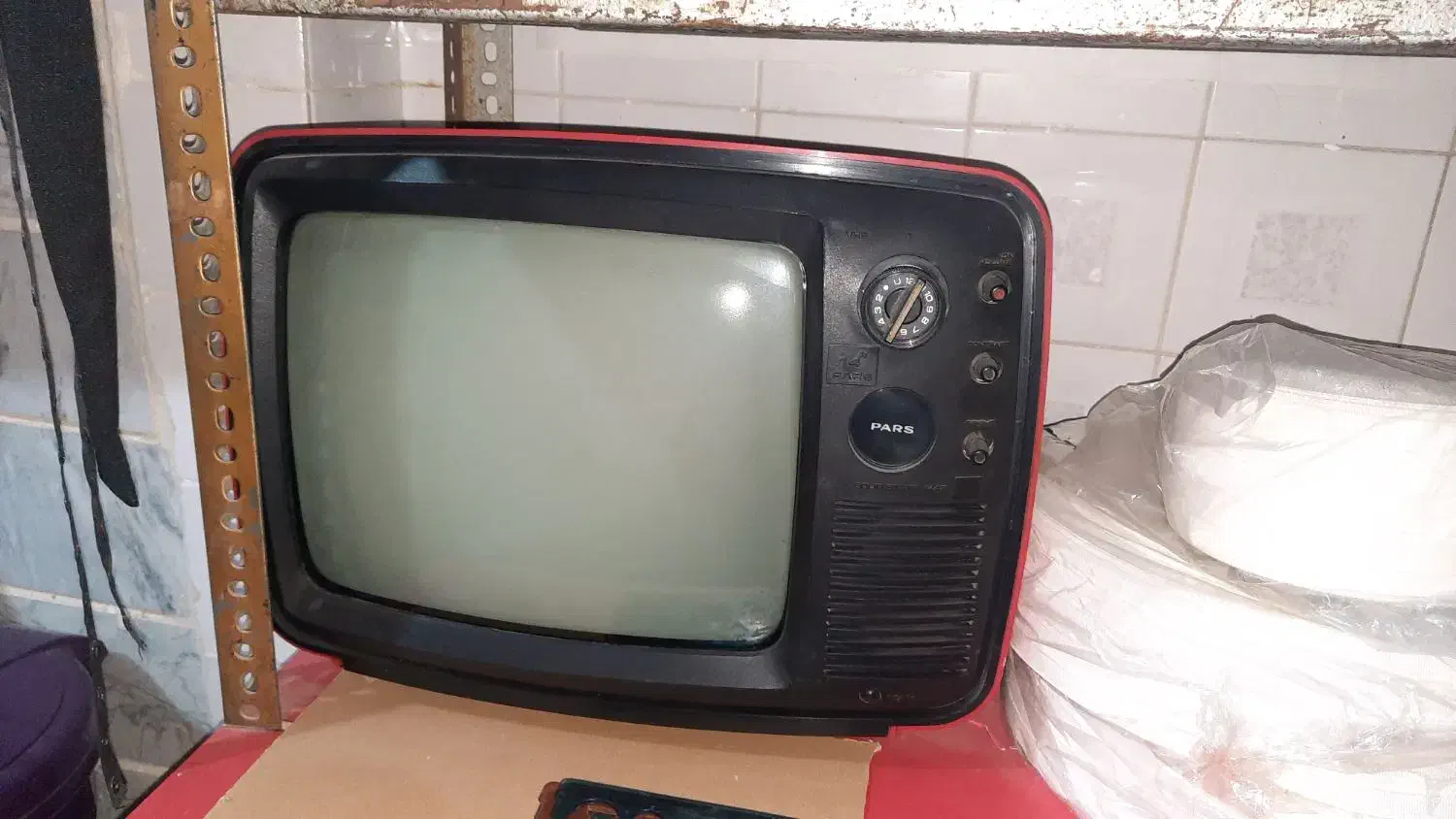 تلویزیون قدیمی سالم.|تلویزیون و پروژکتور|اندیشه, اندیشه فاز ۲|دیوار