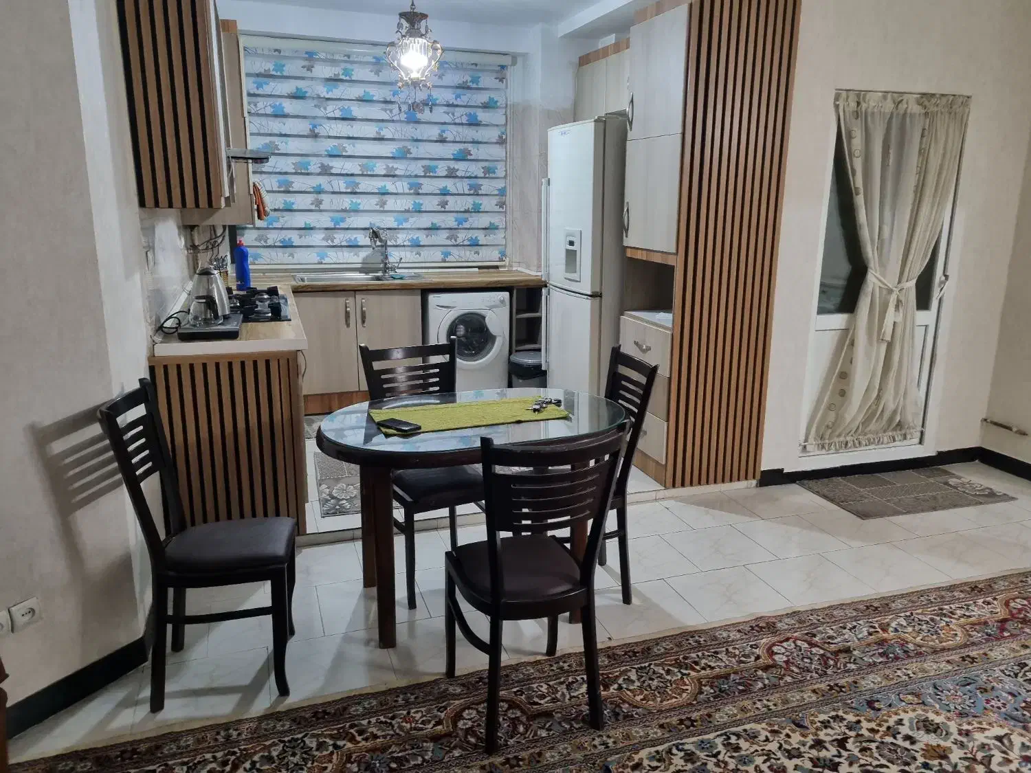 آرام ودنج|اجارهٔ کوتاه‌مدت آپارتمان و سوئیت|پرند, فاز ۴|دیوار