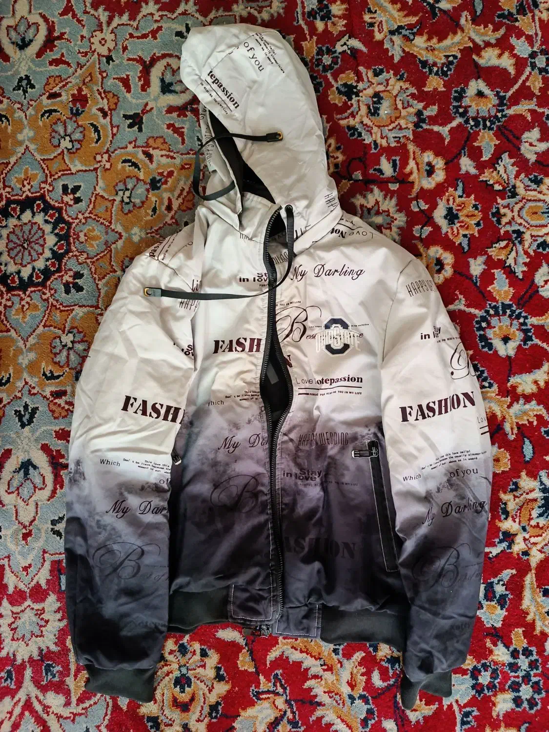 کاپشن|لباس|اقبالیه, |دیوار