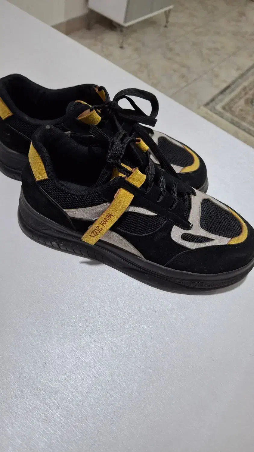 تعدای کفش و پالتو و مانتو|لباس|نسیم‌شهر, |دیوار