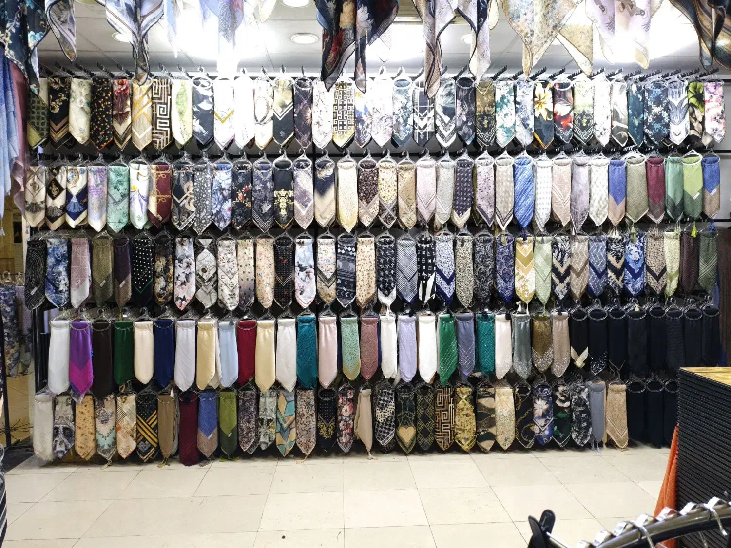 فروشنده خانم شال و روسری|استخدام بازاریابی و فروش|قم, ارم|دیوار