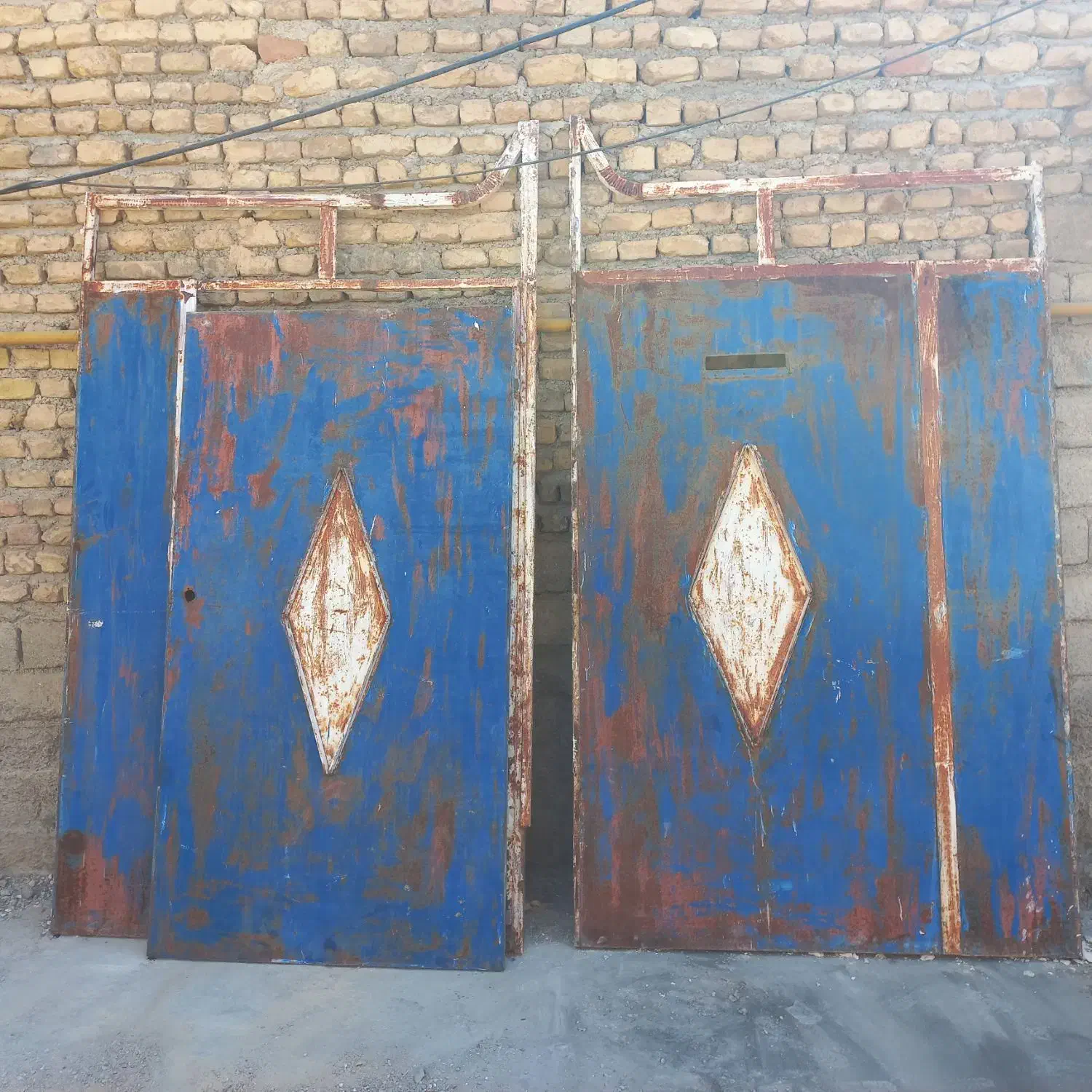 در حیاط|مصالح و تجهیزات ساختمان|هلیلان, |دیوار