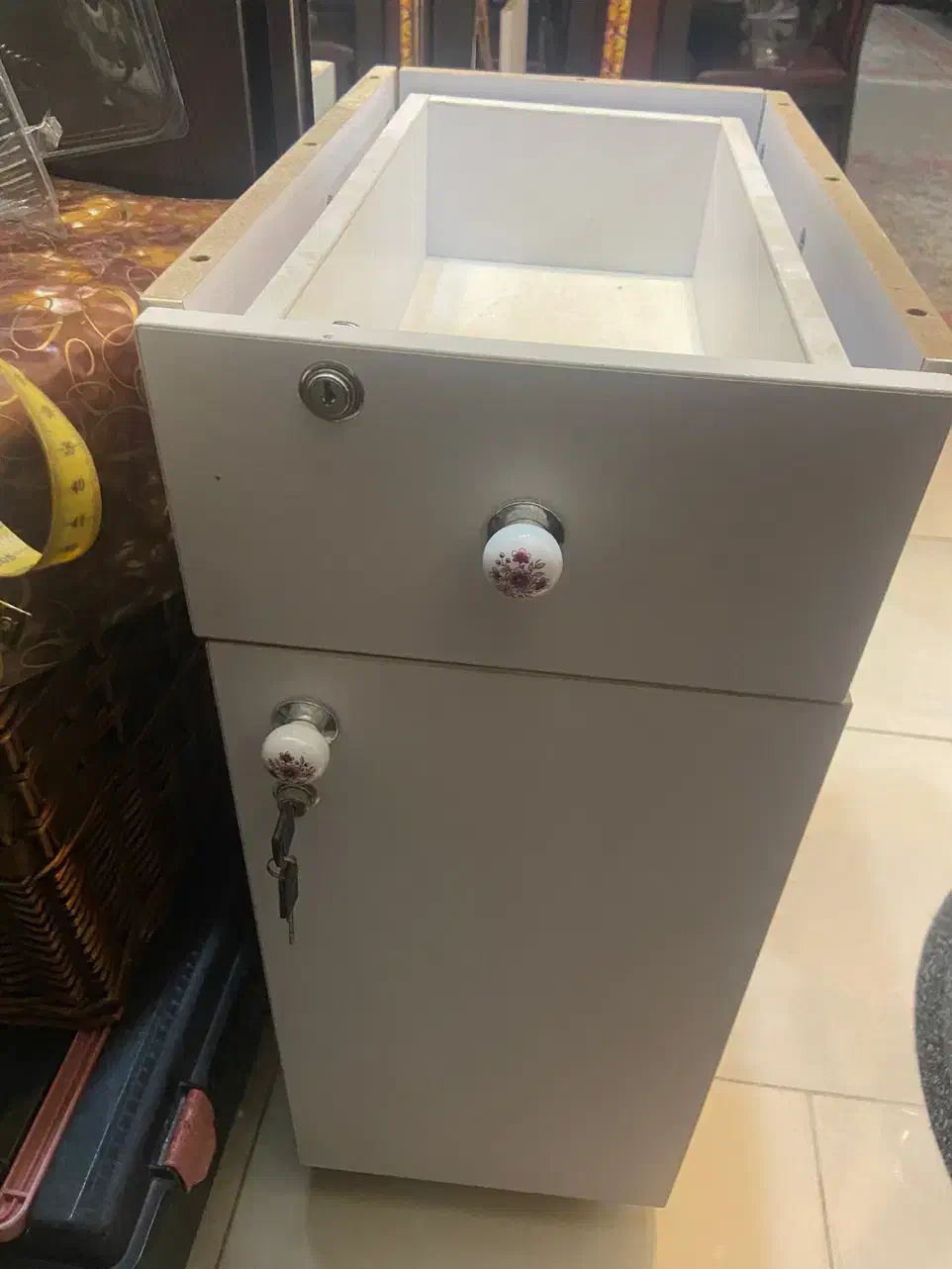 میز ناخن و میز تحریرکارکرده ساخت سفارشی|آرایشگاه و سالنهای زیبایی|چالوس, |دیوار