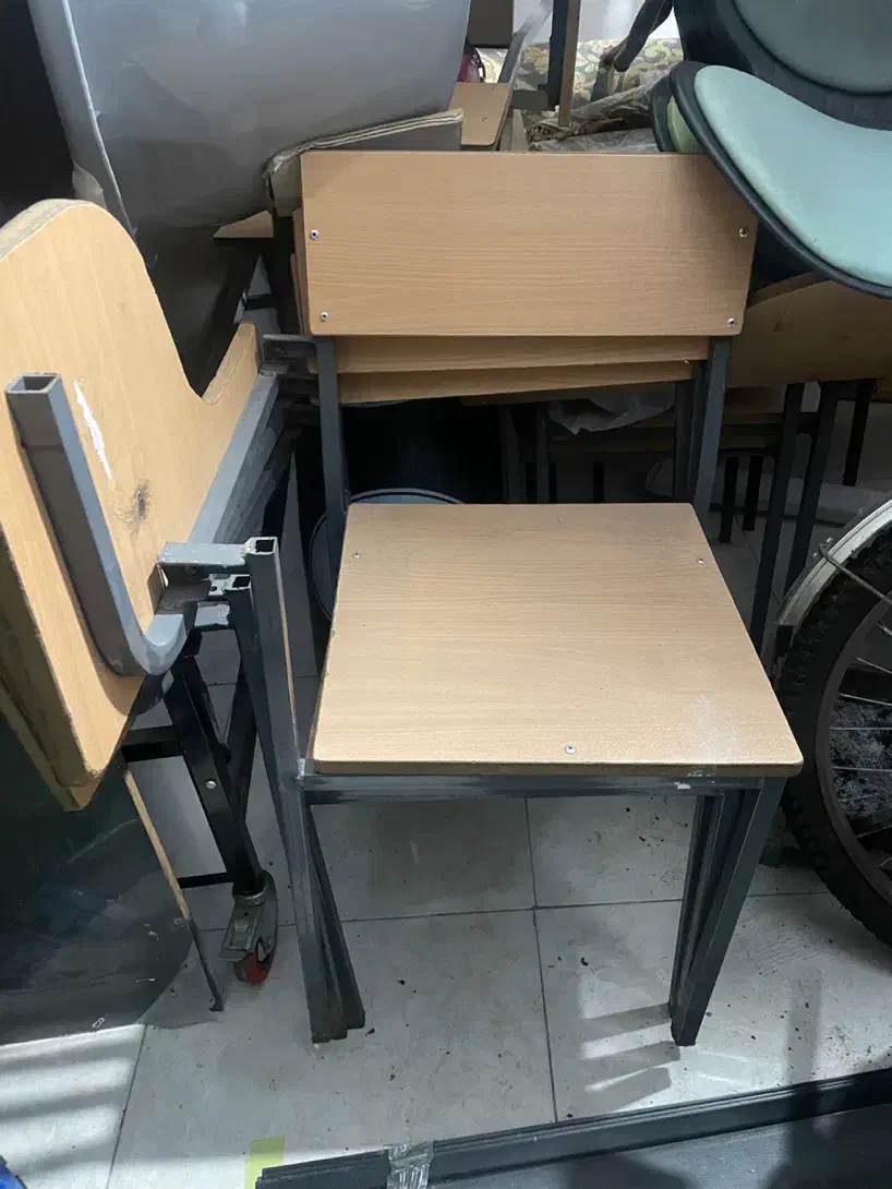 تعدادی صندلی دانشجویی|صندلی و نیمکت|چالوس, |دیوار