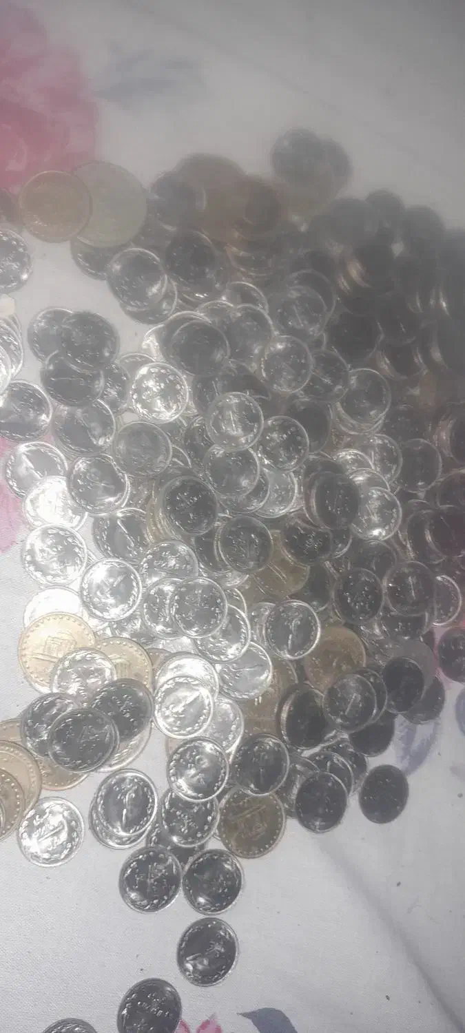 سکه های یک ریالی براق|کلکسیون سکه، تمبر، اسکناس|شیراز, ریشمک|دیوار