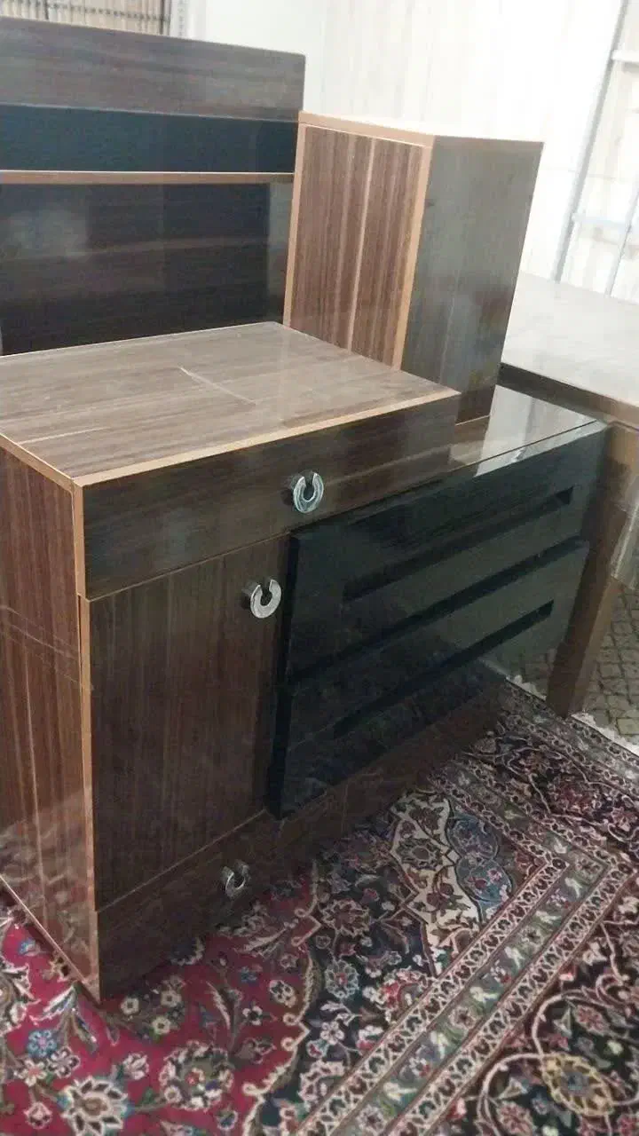 تخت خواب دونفره همراه میز ارایش و صندلی|تخت و سرویس خواب|قم, گلزار|دیوار