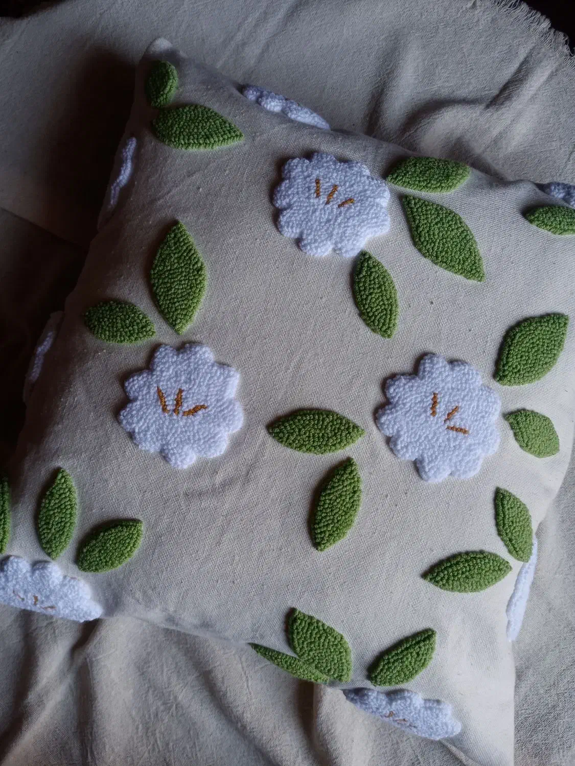 کوسن پانچدوزی|رختخواب، بالش، پتو|تهران, هلال احمر|دیوار