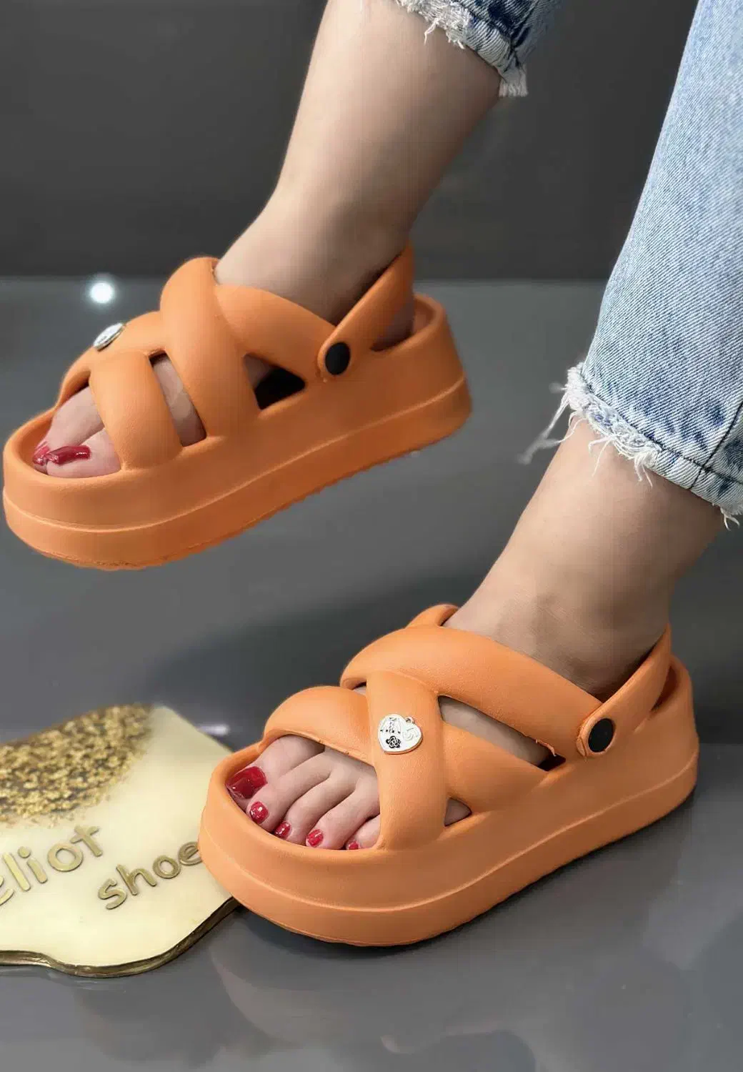 دمپایی|کیف، کفش، کمربند|بومهن, |دیوار