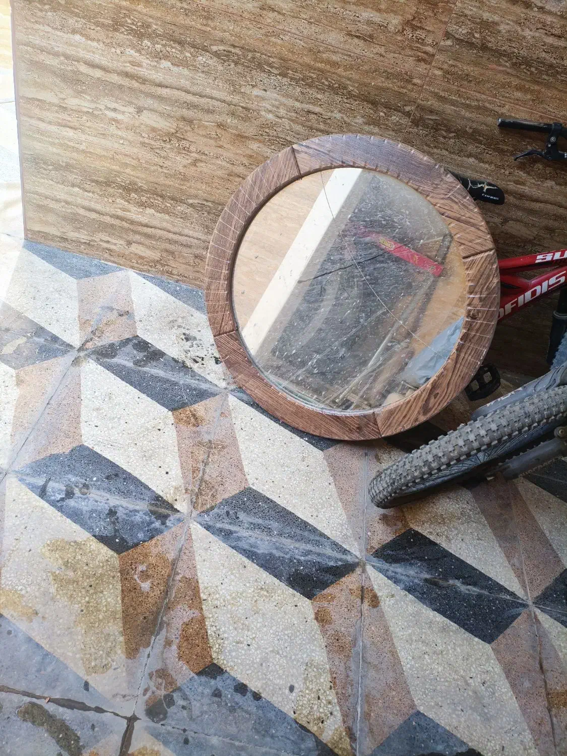 آیینه|آینه|اصفهان, حصه جنوبی|دیوار