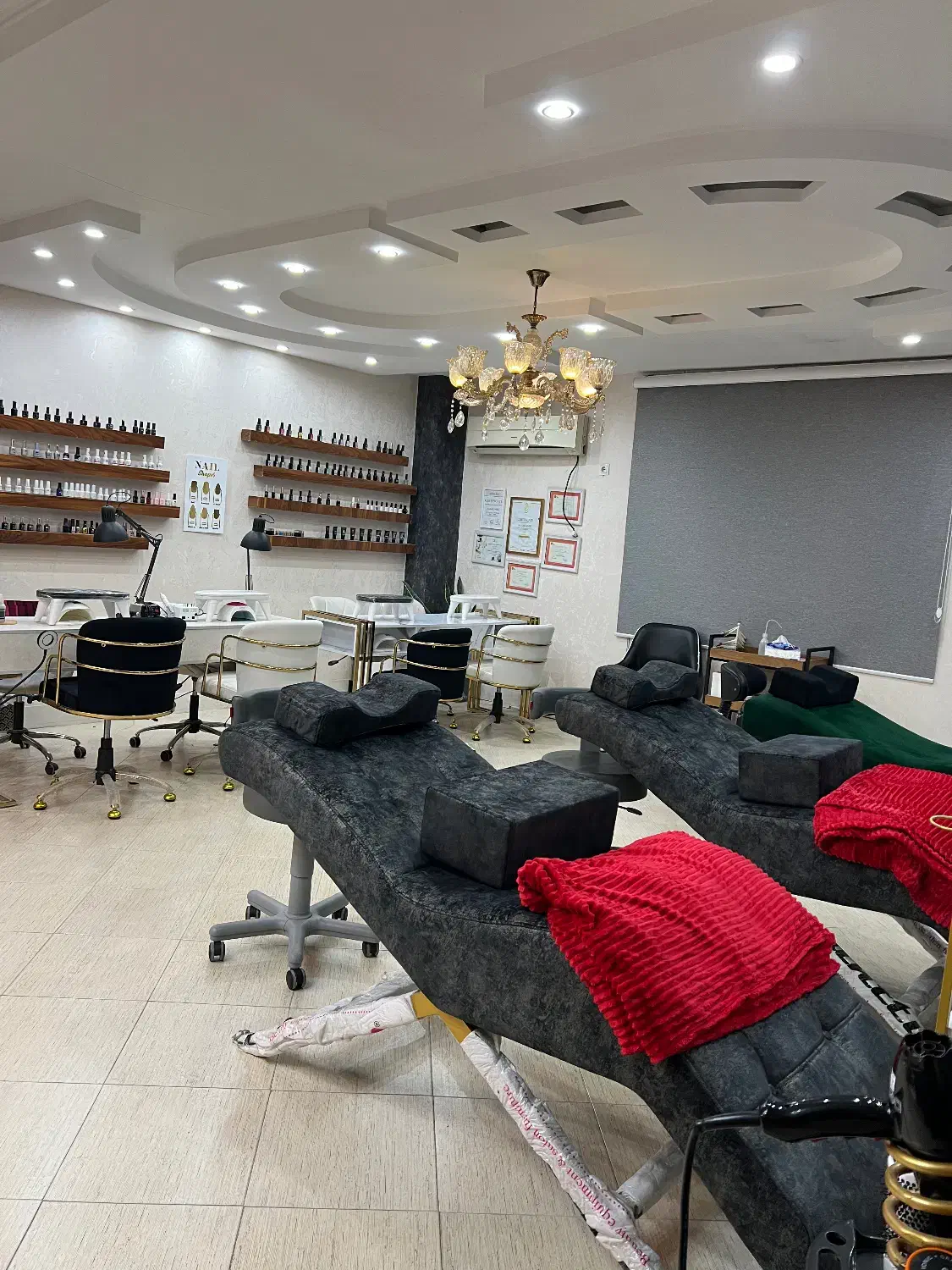 اجاره صندلی ناخن و تخت مژه در بهترین لوکیشن شهر|خدمات آرایشگری و زیبایی|بندرعباس, |دیوار