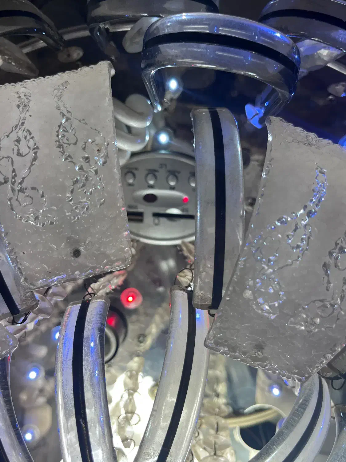 لوستر موزیکال|لوستر و چراغ آویز|قدس, شهر‌قدس|دیوار