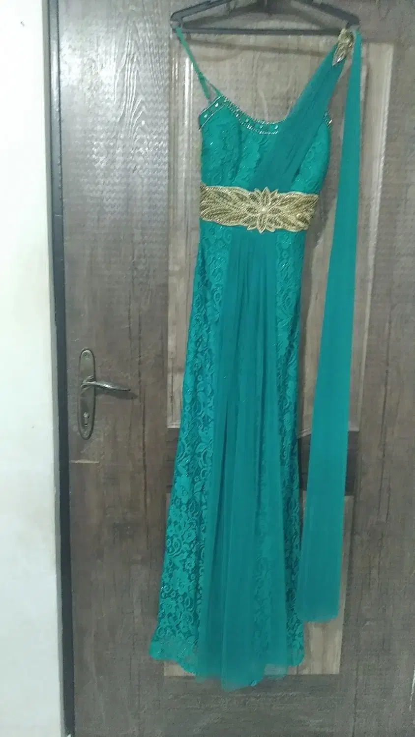 تعدادی لباس شیک در حد نو|لباس|جلین, |دیوار