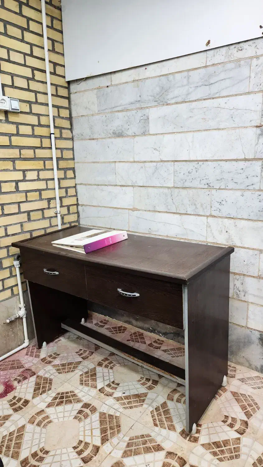 دکوراسیون و میز و صندلی آرایشگاه|آرایشگاه و سالن‌های زیبایی|بادرود, |دیوار