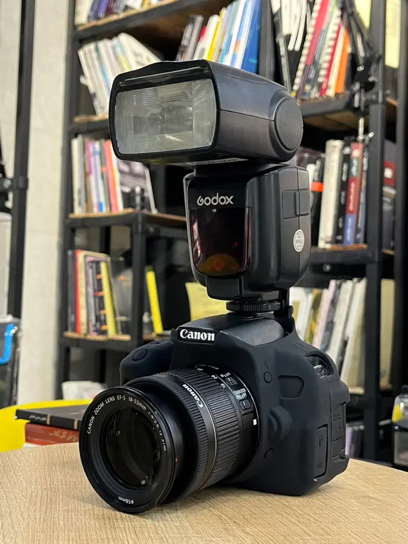 کانن 700D به همراه اسپیدلایت|دوربین عکاسی و فیلم‌برداری|سیرجان, |دیوار