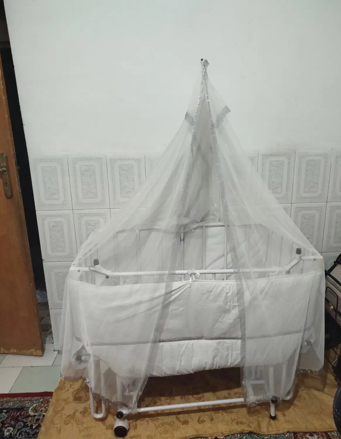 تخت و گهواره کنار مادر|تخت و صندلی بچه|زاهدان, |دیوار