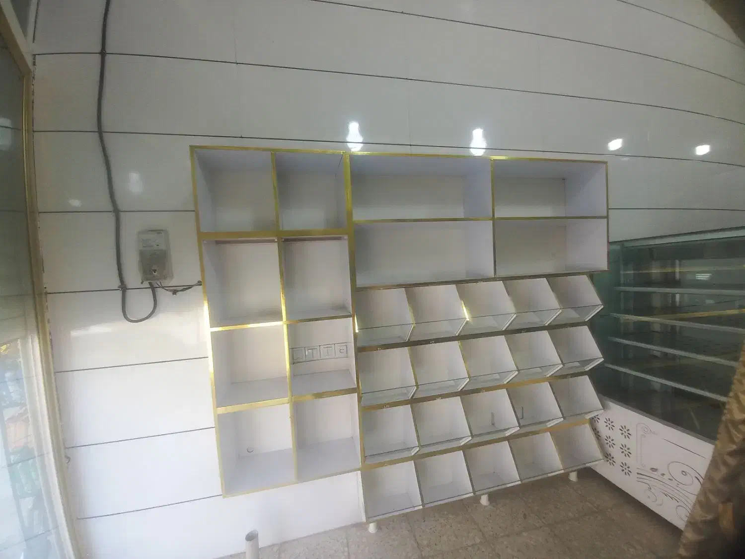 استند وجای شکلاتی در حد نو|فروشگاه و مغازه|سنندج, |دیوار