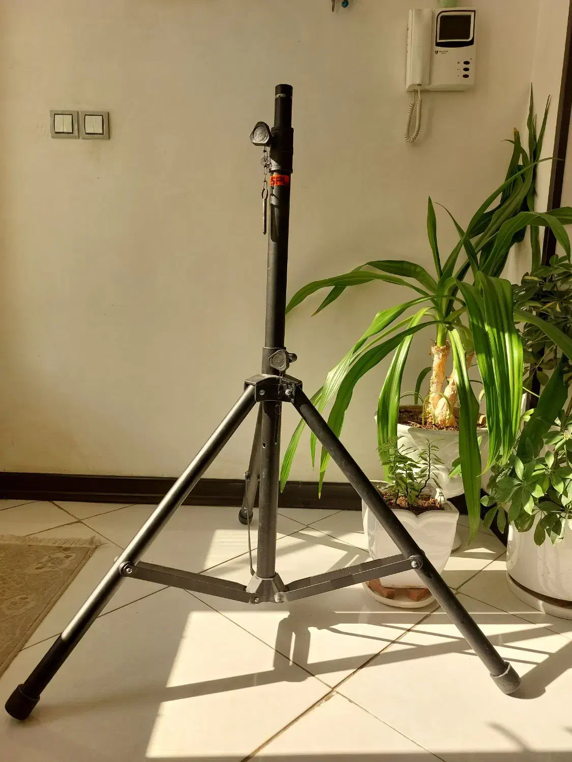 سه پایه در حد نو مدل SPL|گیتار، بیس، امپلیفایر|فولادشهر, C1|دیوار