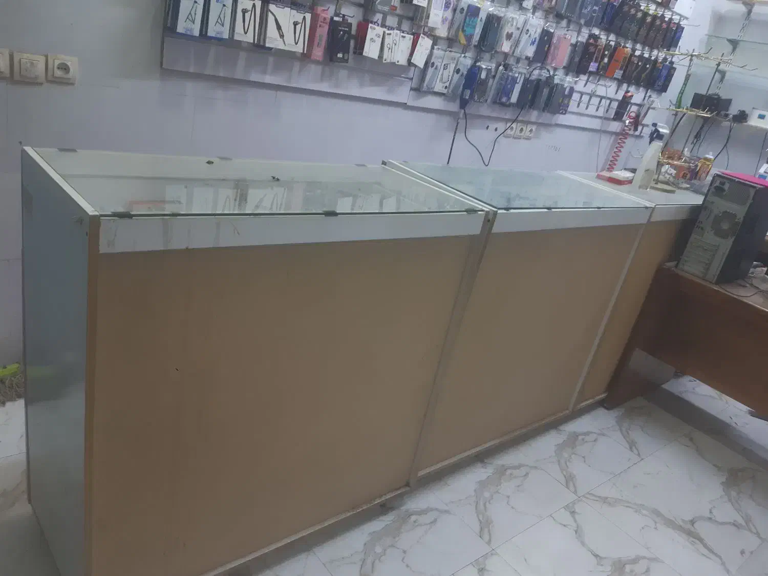 ۲ عدد میز چوب قدیمی قوی هستن ۳ عدد ویترین ام|بوفه، ویترین، کنسول|اهواز, کمپلو جنوبی|دیوار