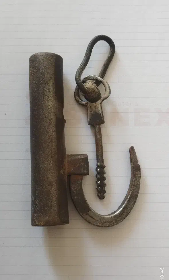 قفل پیچی|کلکسیون اشیاء عتیقه|اصفهان, باب الدشت|دیوار