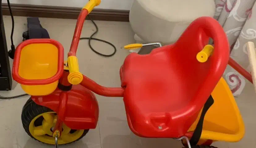 سه چرخه|اسباب‌بازی بچه|کاشان, کوی اداره گاز|دیوار