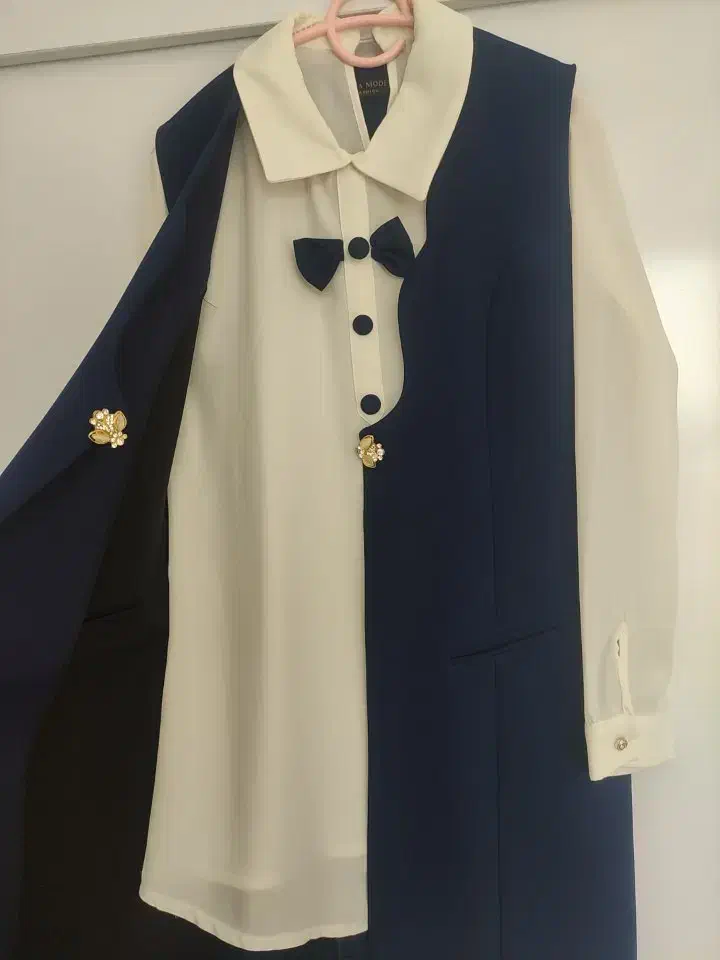 سارافون به همراه زیر|لباس|میانه, |دیوار