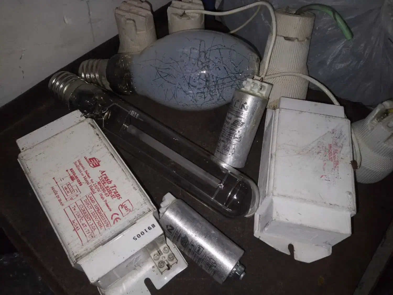 تعدادی وسایل منزل فروشی|لوازم نظافت|ملایر, |دیوار