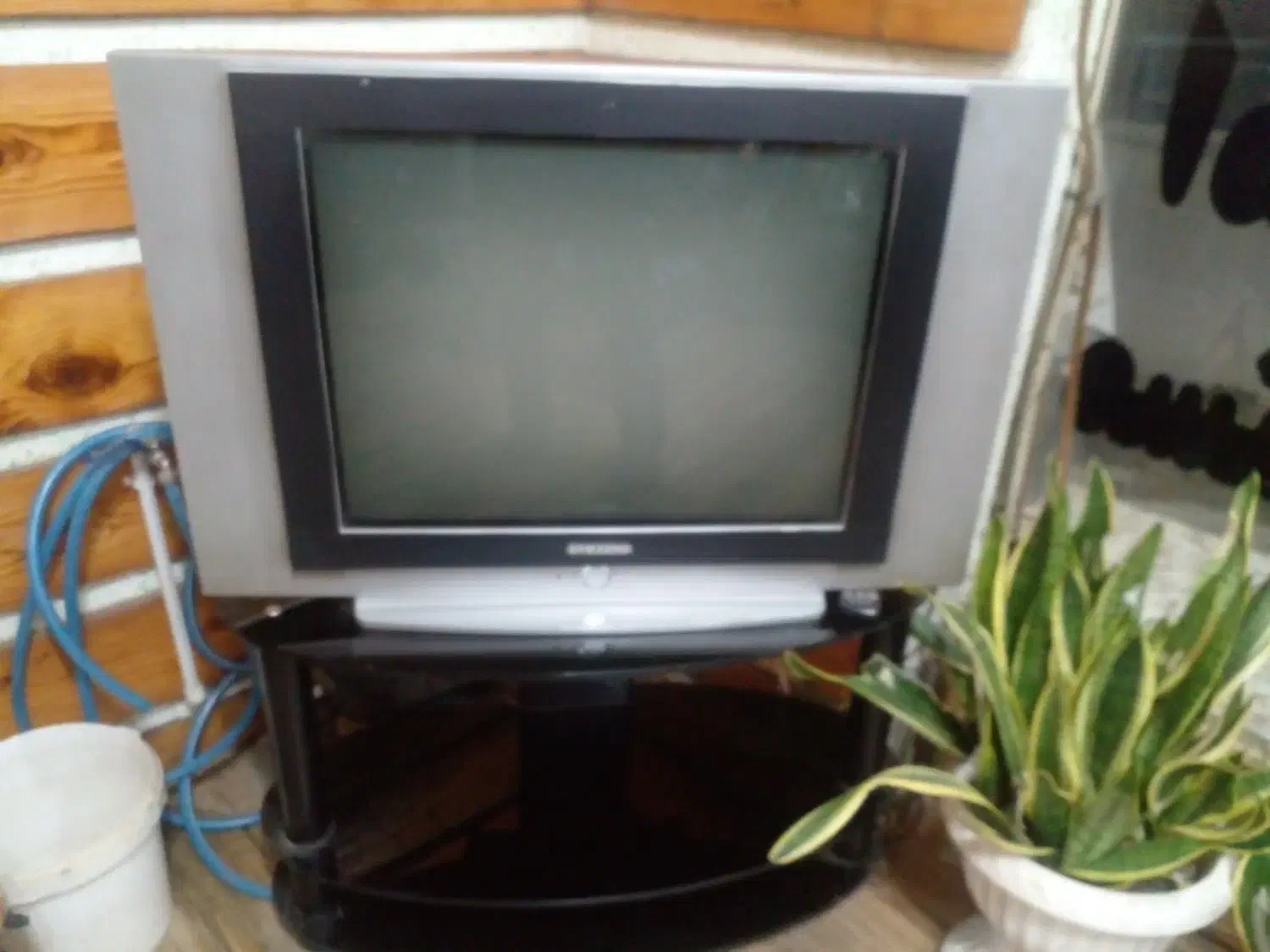 تلویزیون 29اینج سامسونگ قدیمی با زیر تلویزیون|تلویزیون و پروژکتور|چابکسر, |دیوار