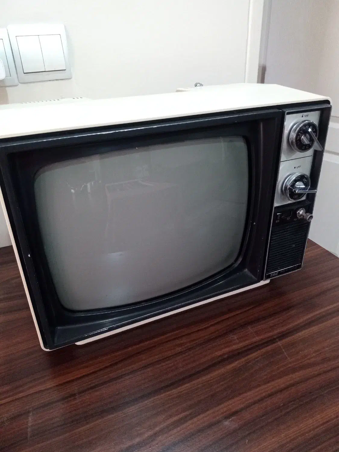 تلویزیون قدیمی|کلکسیون اشیاء عتیقه|تهران, سبلان (لشگر)|دیوار