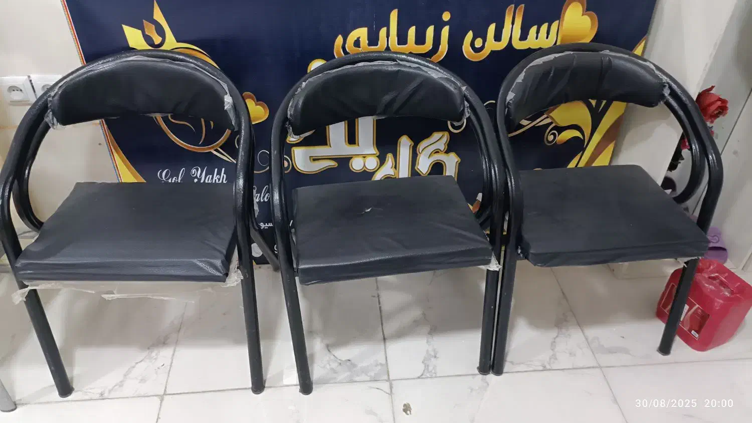 دکور وصندلی ولوازم ارایشی قیمت توافقی|آرایشگاه و سالنهای زیبایی|الیگودرز, |دیوار