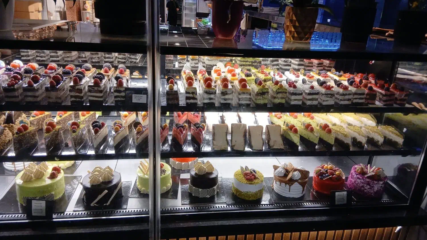 استخدام وردست خشکار کارگاه شیرینی|استخدام خدمات فروشگاه و رستوران|شهرکرد, |دیوار