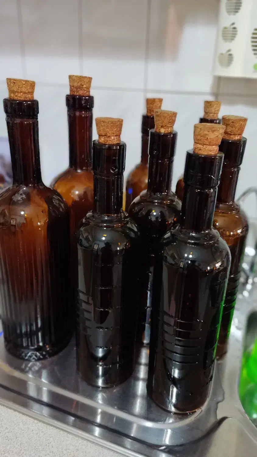 بطری بزرگ سالم  .پک کوچیک استکان|ظروف نگهدارنده، پلاستیکی، یک‌بارمصرف|کیش, |دیوار