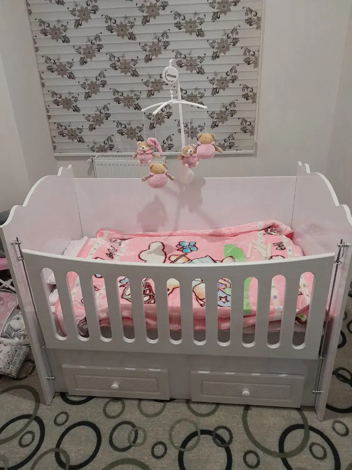 در حد نو|تخت و سرویس خواب|صومعهسرا, |دیوار