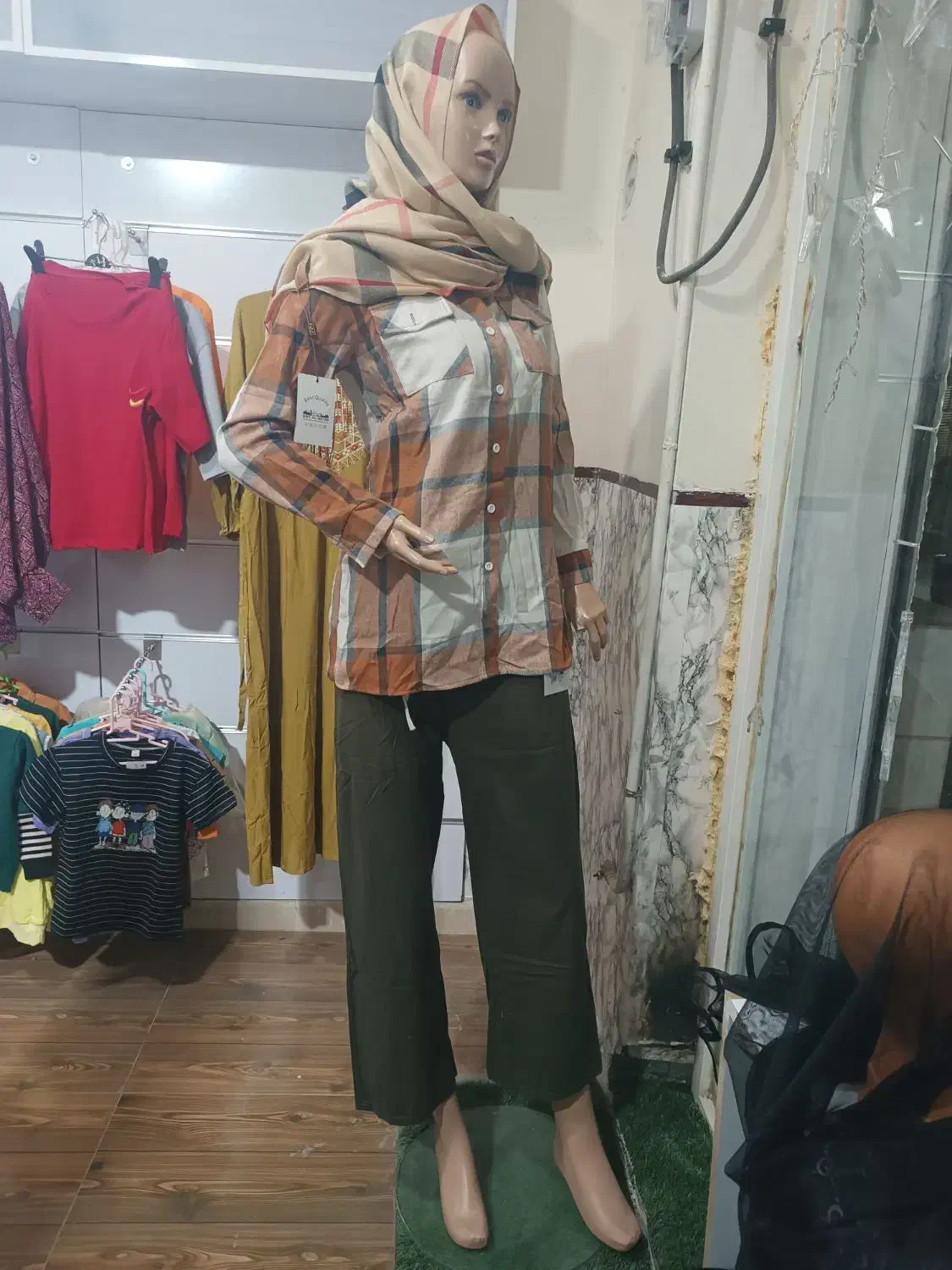 فروش مانکن و قفسه مغازه|فروشگاه و مغازه|صحنه, |دیوار