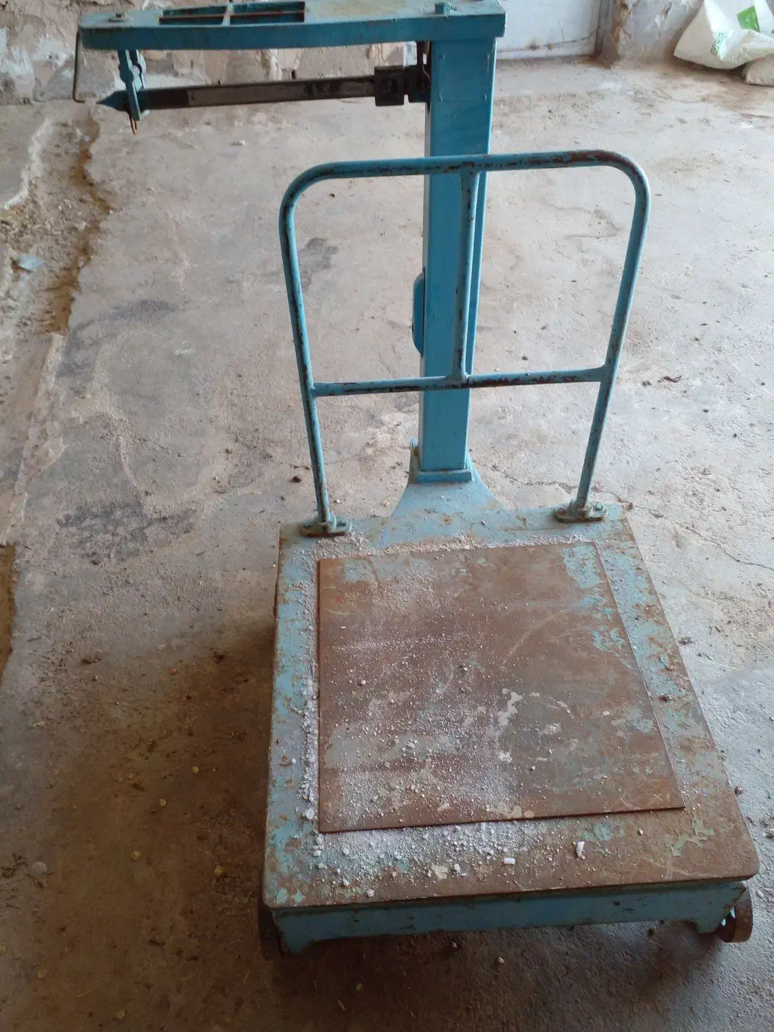 باسکول ۵۰۰ کیلویی و ۲۰۰ کیلویی|ابزارآلات|آباده, |دیوار