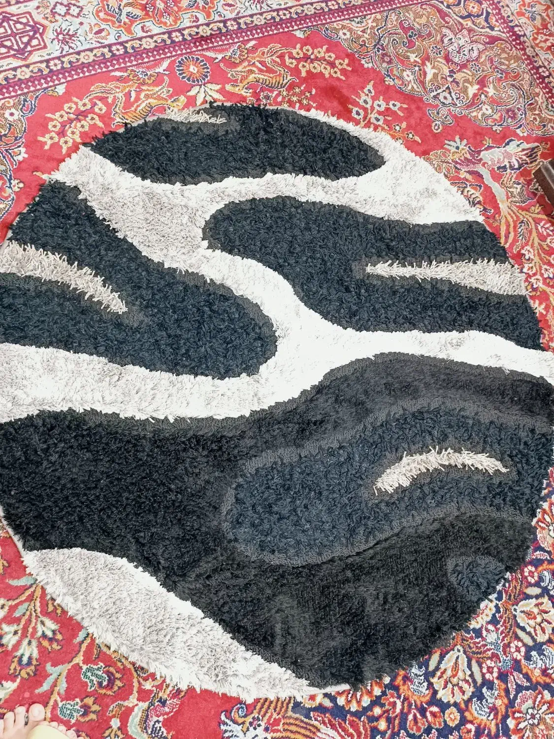 کناره بزرگ قالیچه گرد گل برجسته|فرش|ری, سیزده آبان|دیوار