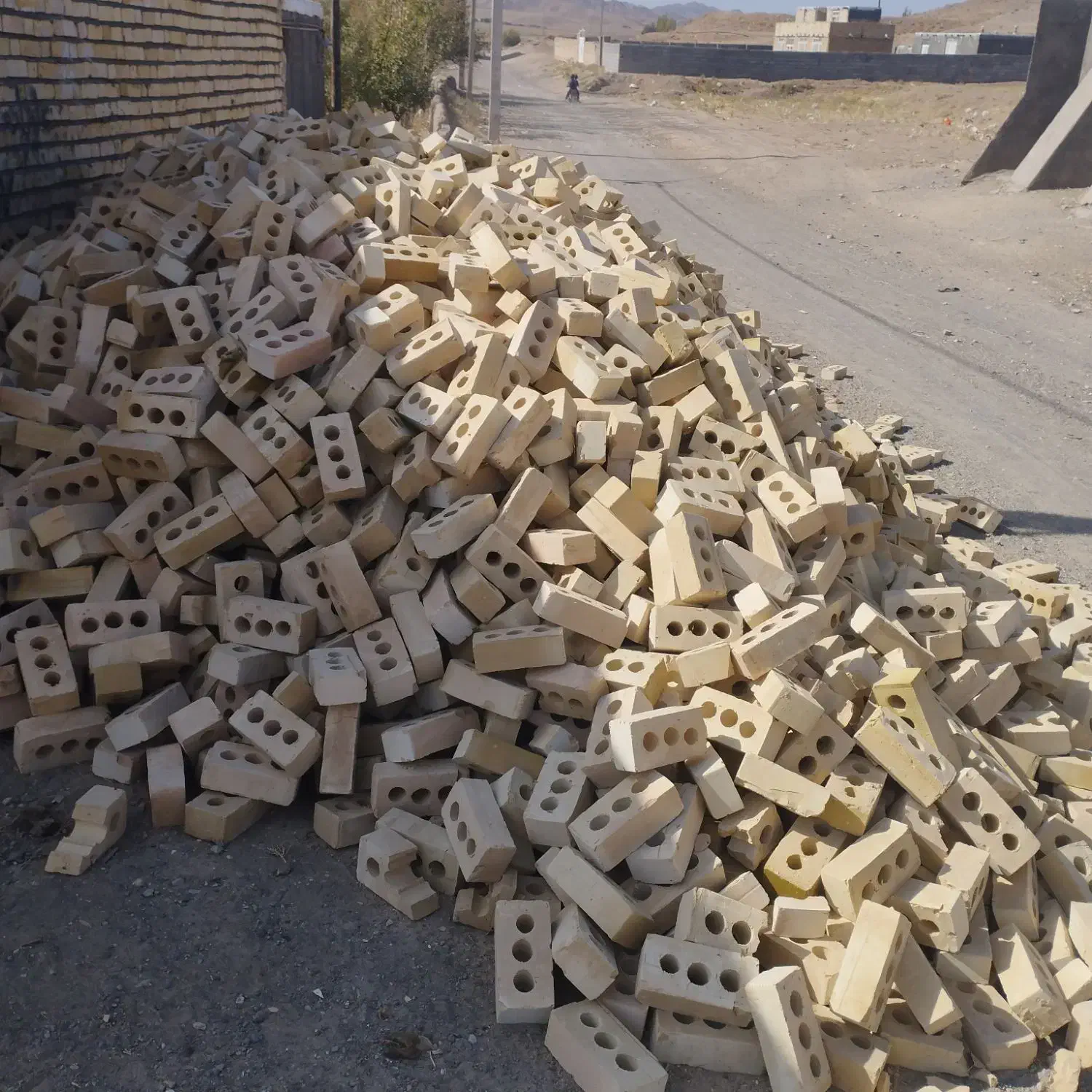 یک ماشین آجرسه سوراخ 6هزارتافروشی|مصالح و تجهیزات ساختمان|فریمان, |دیوار