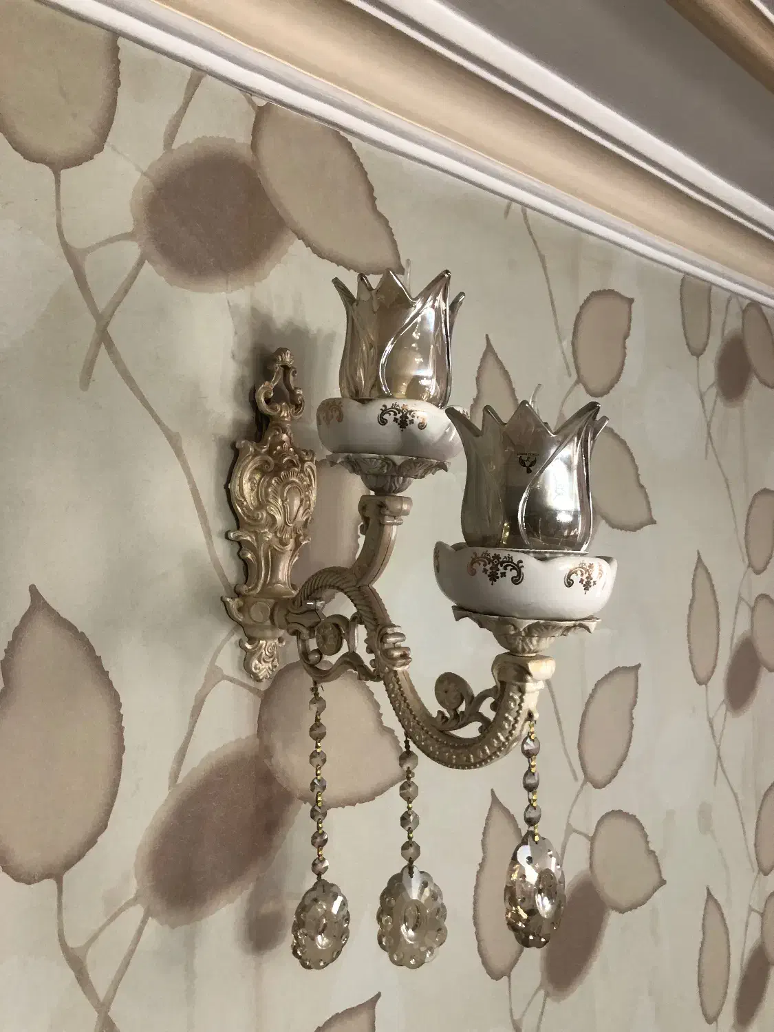 لوستر شش شاخه (۱۲شعله ) و دو عدد دیوار کوب|لوستر و چراغ آویز|کرج, کوی زنبق|دیوار