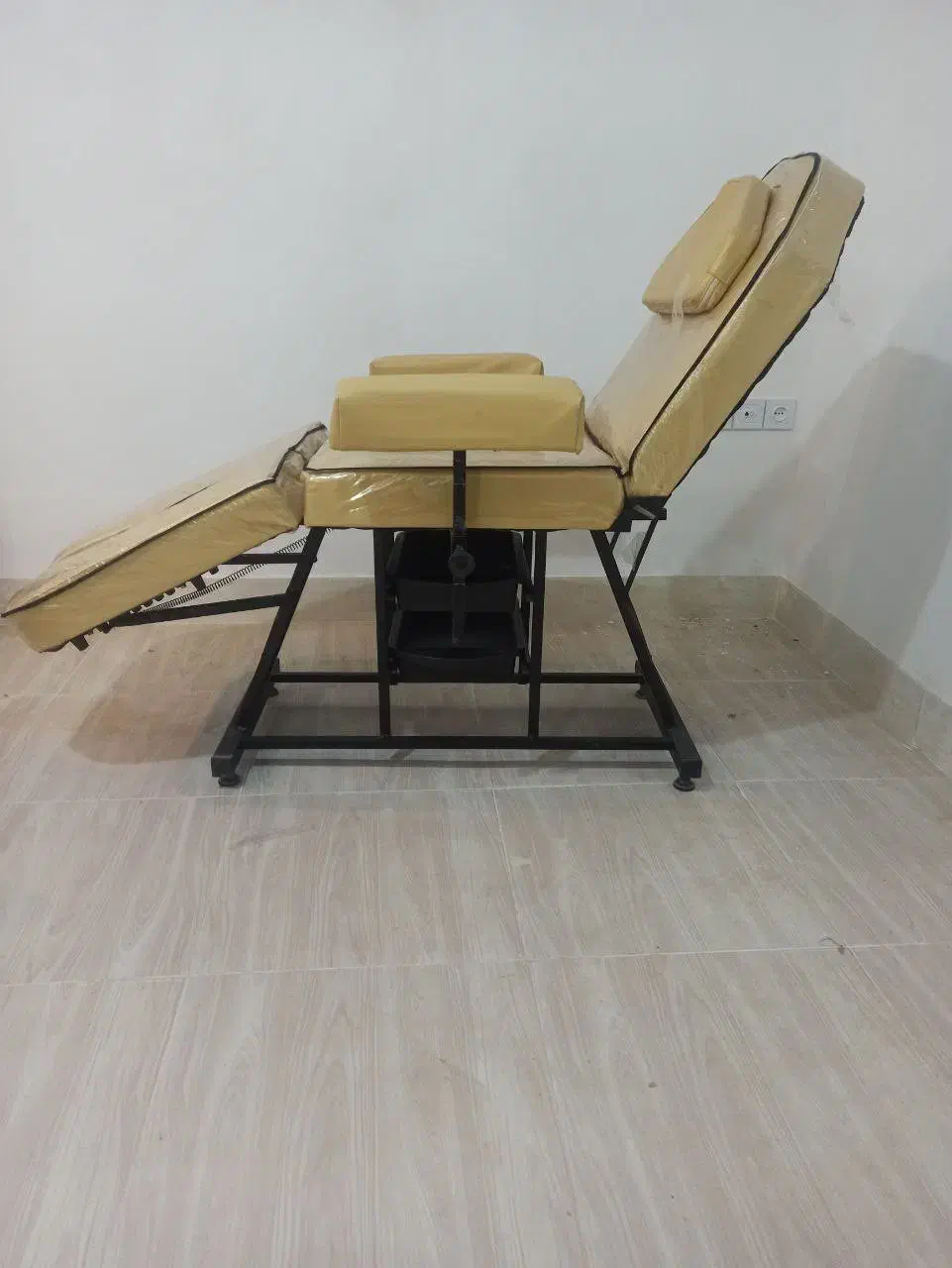 میز تتو|آرایشگاه و سالنهای زیبایی|اسفراین, |دیوار