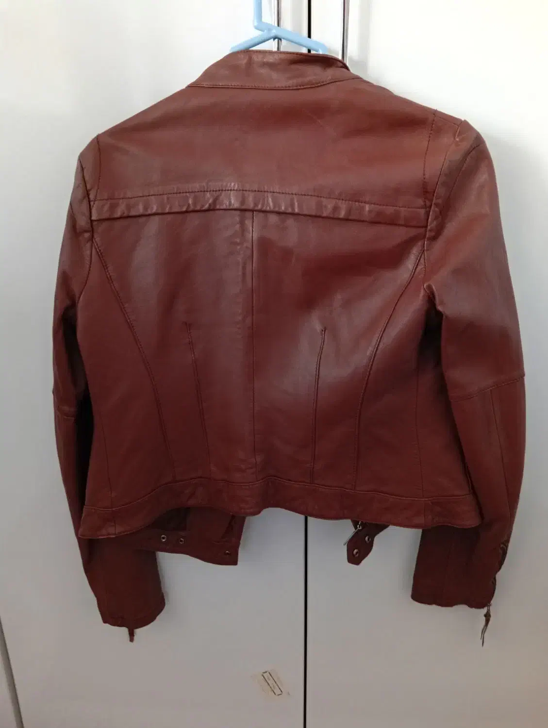 کاپشن چرم|لباس|صدرا-فارس, فاز ۲|دیوار