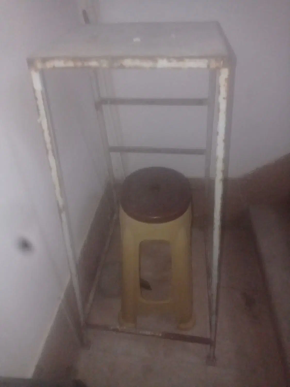 چهار پایه  فلزی|صندلی و نیمکت|گرمسار, |دیوار