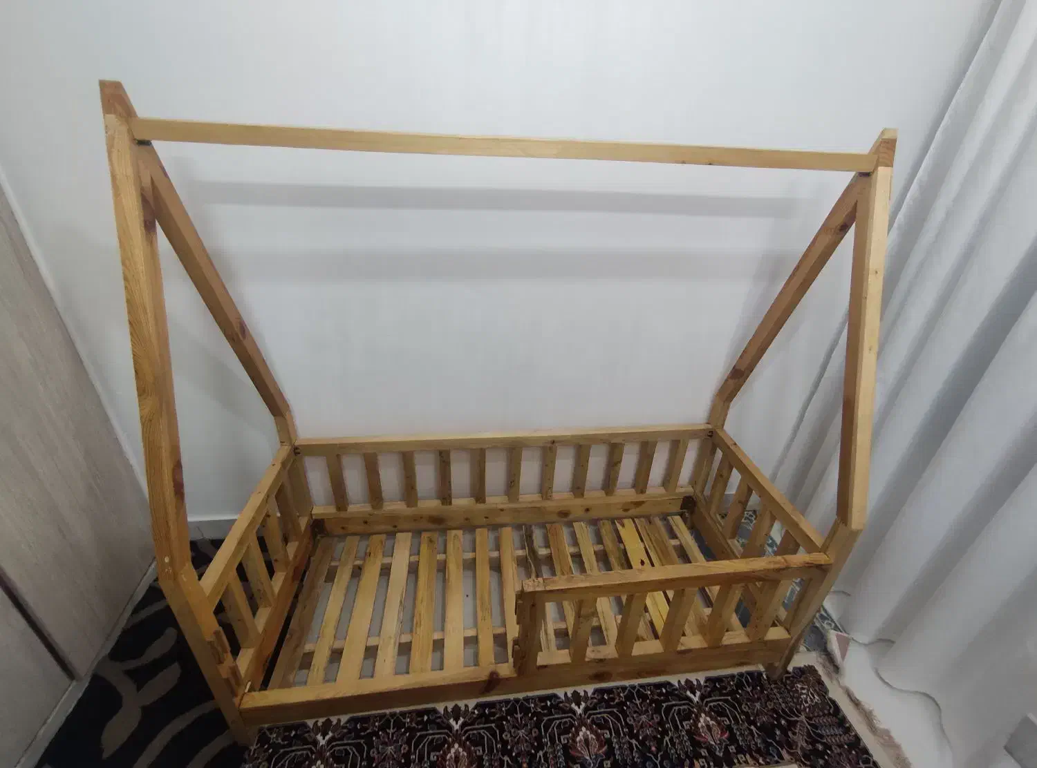 تخت چوبی کودک. مدل کلبه|تخت و صندلی بچه|سبزوار, امیر کبیر|دیوار