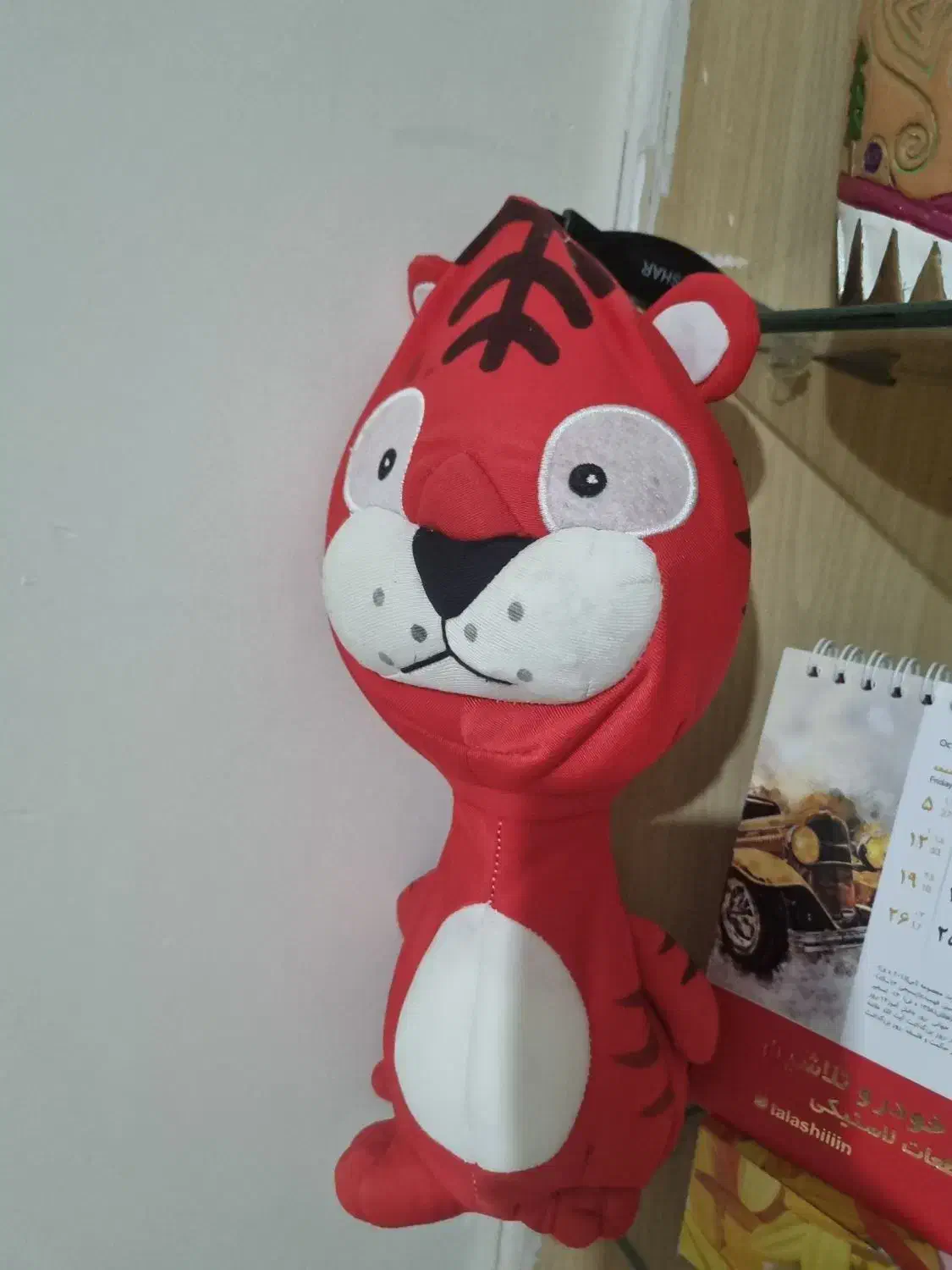 تعدادی عروسک و تخته وایت برد کودک|اسباببازی بچه|کرج, کرج نو|دیوار